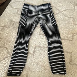 Athleta leggings. Side zipper hidden pockets perfect condition super flattering